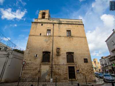 E le lugubri sorprese non finiscono qui. Uscendo si nota sulla facciata posteriore una porta murata, quella che un tempo permetteva l�accesso al succorpo della chiesa, sede di un ossario
